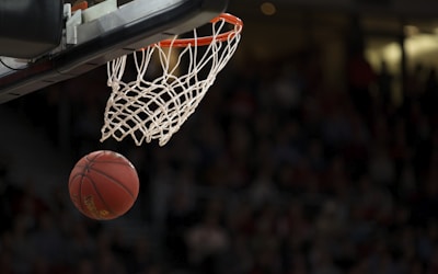 NBA篮球比赛现场 - 球员高高跃起准备投篮